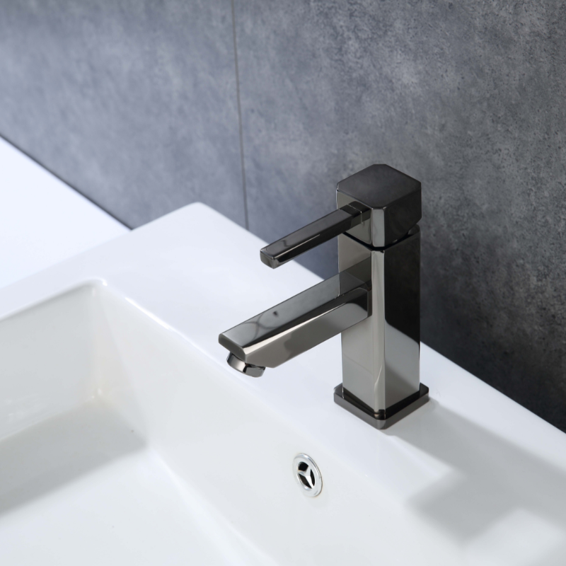 Modern Single Hole Faucet with Drain