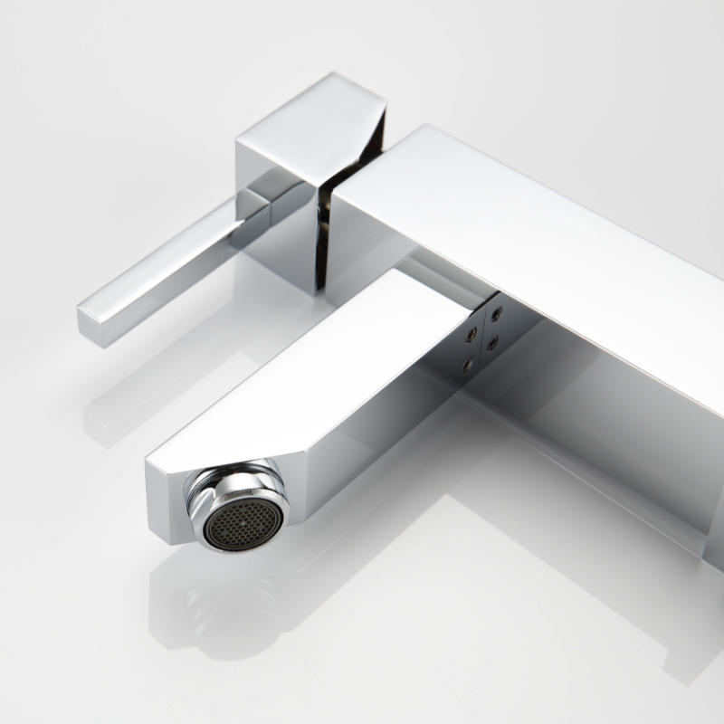 Modern Single Hole Faucet with Drain