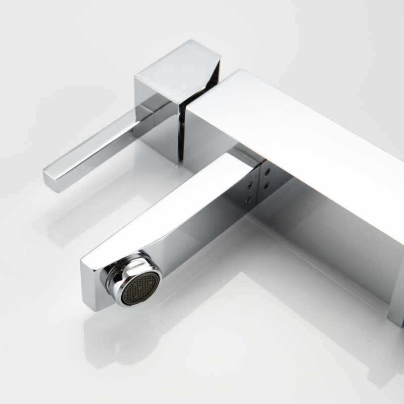 Modern Single Hole Faucet with Drain