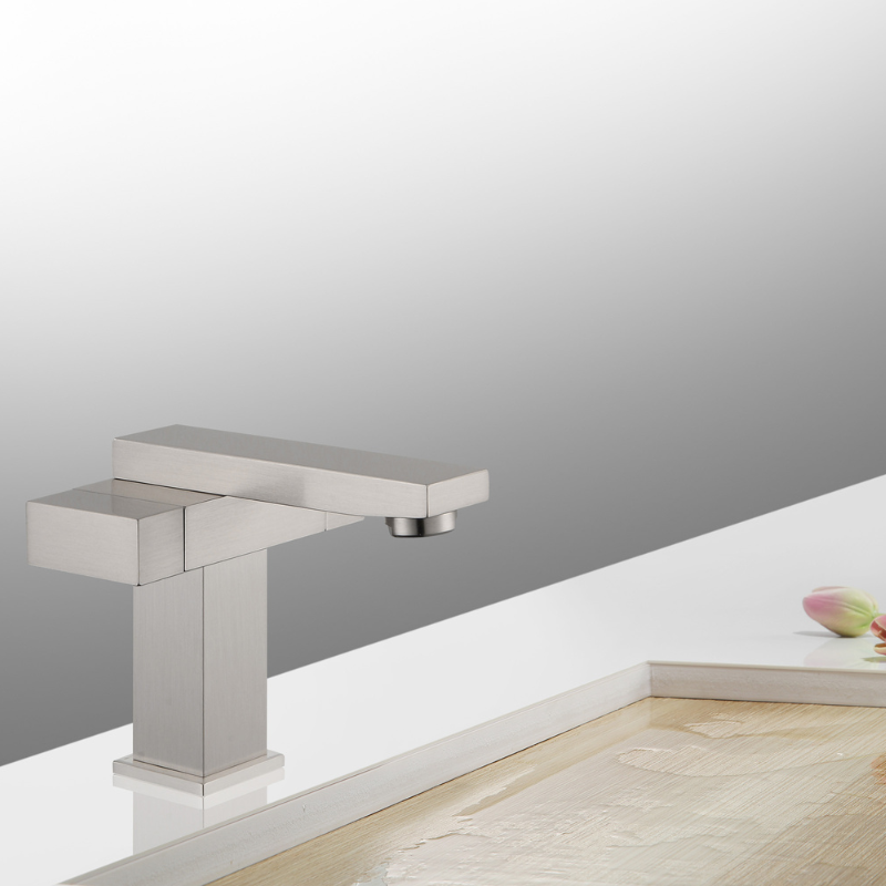 Modern Single Hole Faucet with Drain